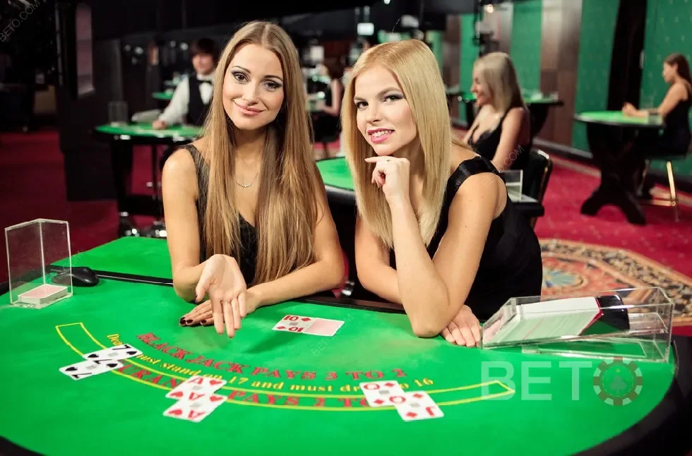 Meja kasino live dengan dealer dan suasana ruang permainan