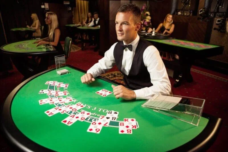 Tampilan dealer di meja kasino live